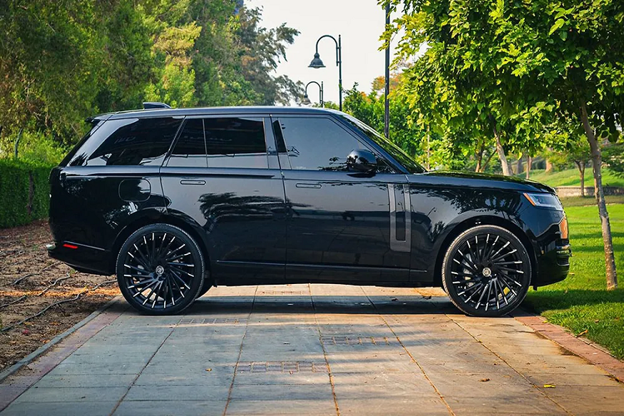 Explore Dubai in Style through Range Rover Rental Experiences